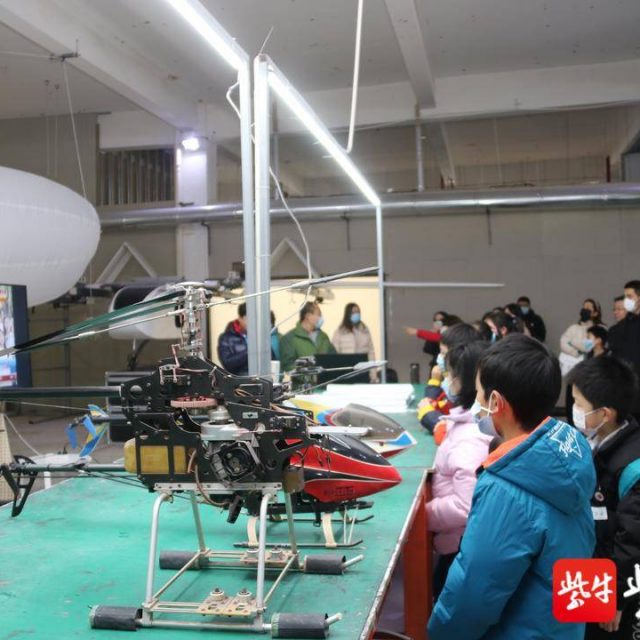 参观小型“航展”,看大型无人机九龙湖取水样检测
